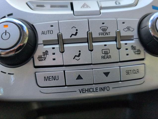 Photo of 2014 White Diamond Tricoat Chevrolet Equinox
