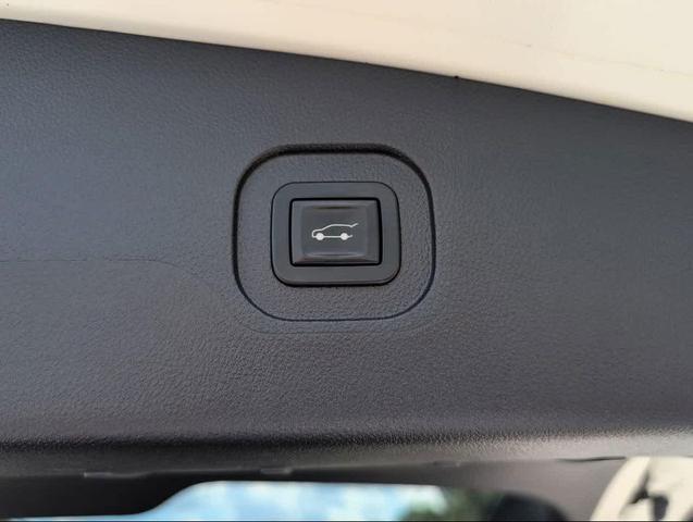 Photo of 2014 White Diamond Tricoat Chevrolet Equinox
