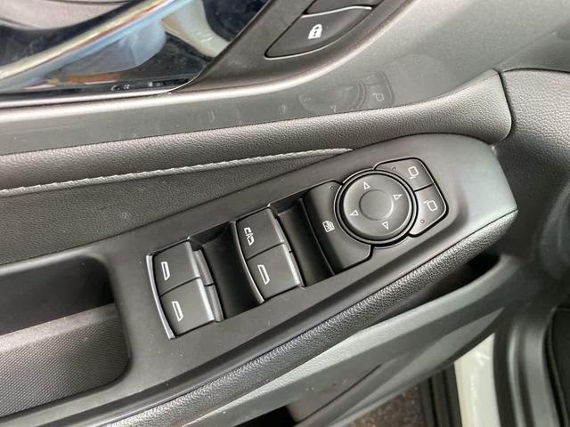 Photo of 2023 Summit White Chevrolet Traverse