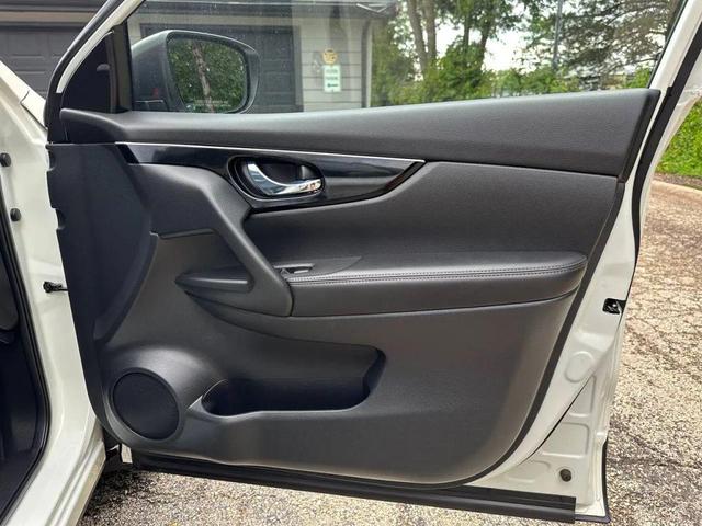 Photo of 2017 White Nissan Rogue Sport