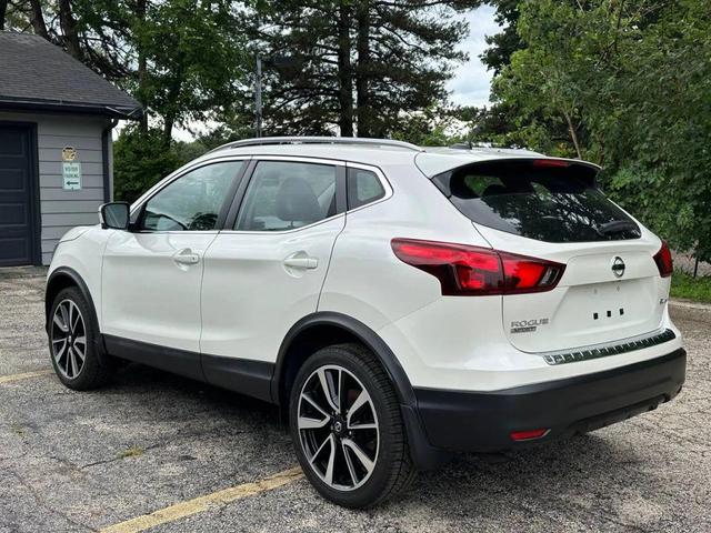 Photo of 2017 White Nissan Rogue Sport