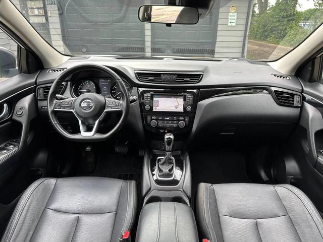 Photo of 2017 White Nissan Rogue Sport