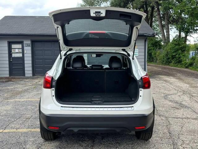 Photo of 2017 White Nissan Rogue Sport