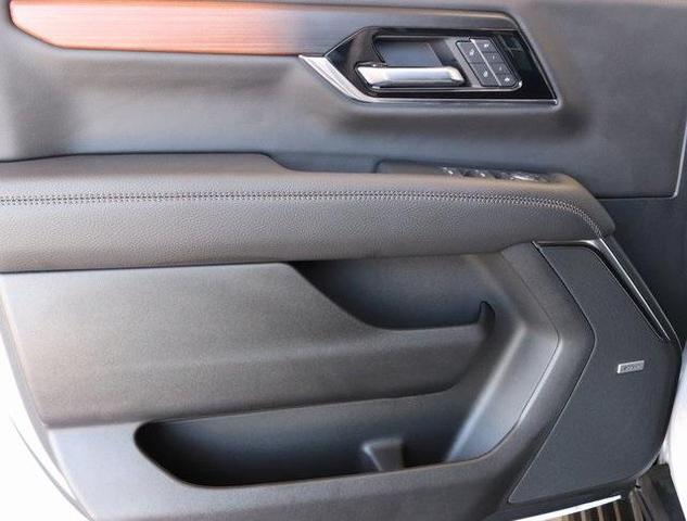 Photo of 2025 Summit White GMC Yukon XL