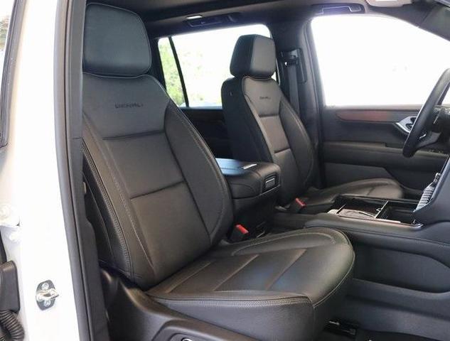 Photo of 2025 Summit White GMC Yukon XL