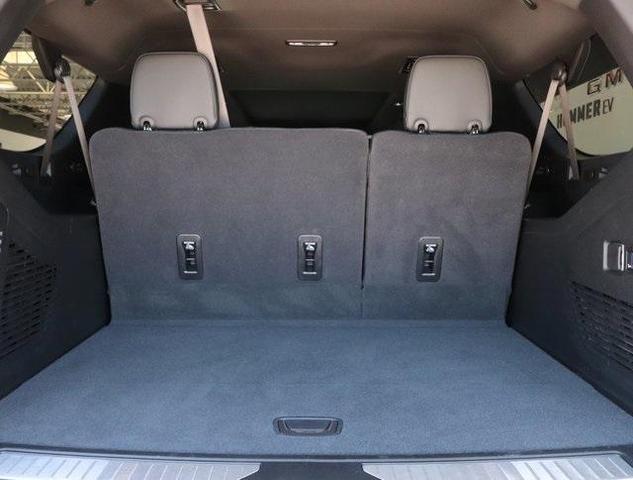 Photo of 2025 Summit White GMC Yukon XL