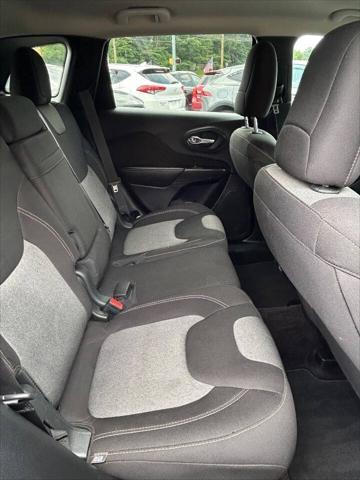 Photo of 2016 Brilliant Black Crystal Pearl Coat Jeep Cherokee