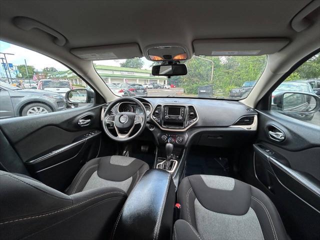 Photo of 2016 Brilliant Black Crystal Pearl Coat Jeep Cherokee