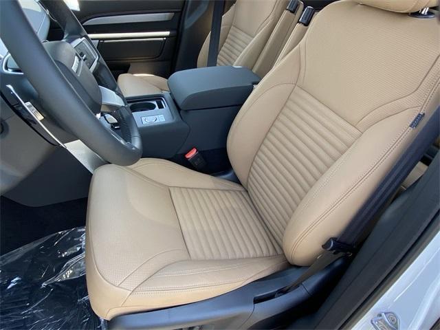 Photo of 2025 Fuji White Land Rover Discovery
