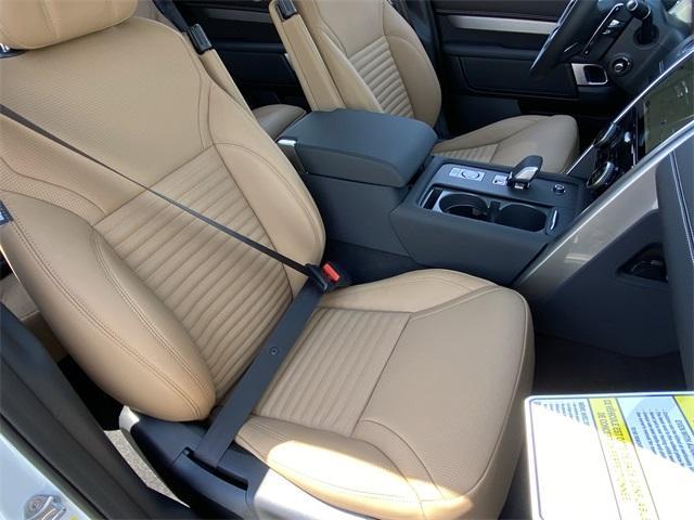 Photo of 2025 Fuji White Land Rover Discovery