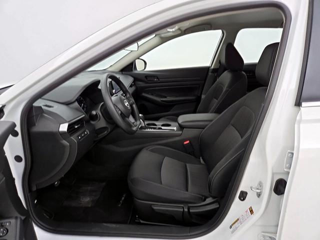Photo of 2024 White Nissan Altima