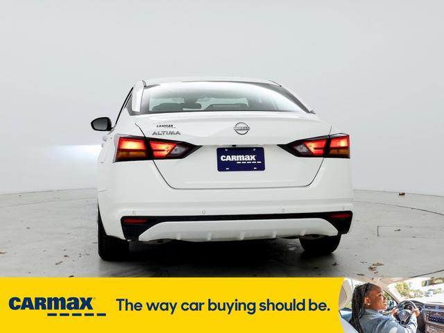 Photo of 2024 White Nissan Altima