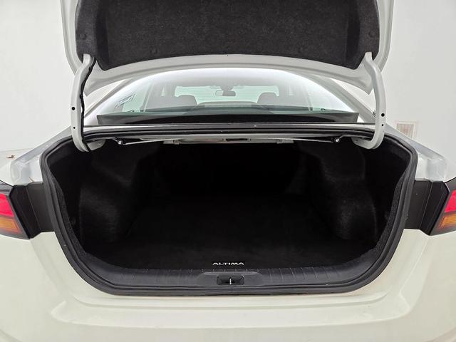 Photo of 2024 White Nissan Altima