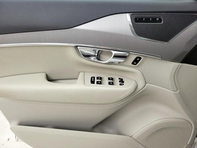Photo of 2023 White Volvo XC90
