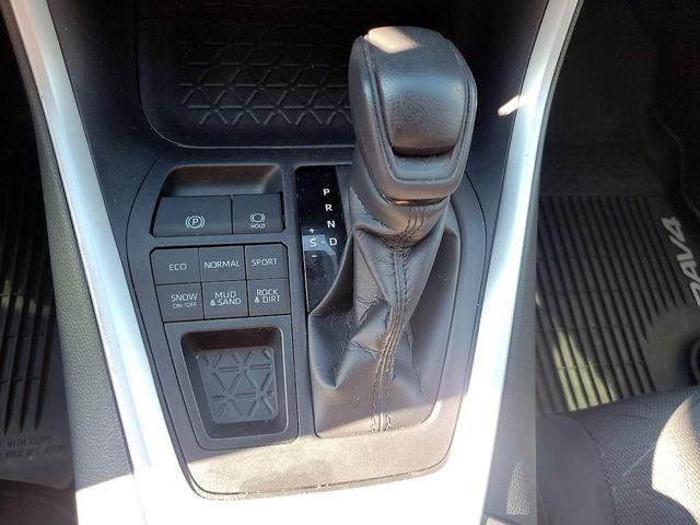 Photo of 2021 White Toyota RAV4