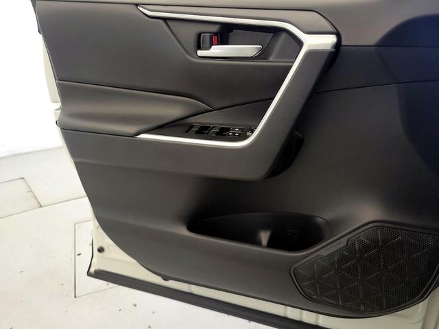 Photo of 2021 White Toyota RAV4