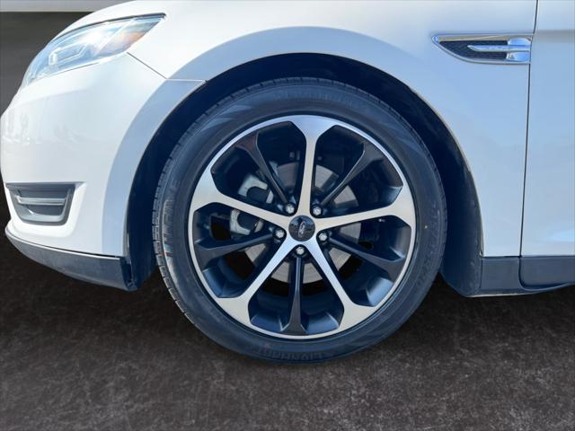 Photo of 2015 WHITE PLATINUM MET TRI-COAT Ford Taurus