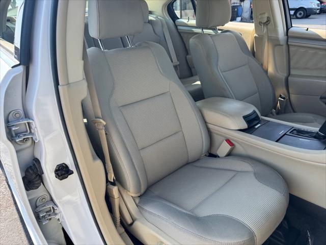 Photo of 2015 WHITE PLATINUM MET TRI-COAT Ford Taurus