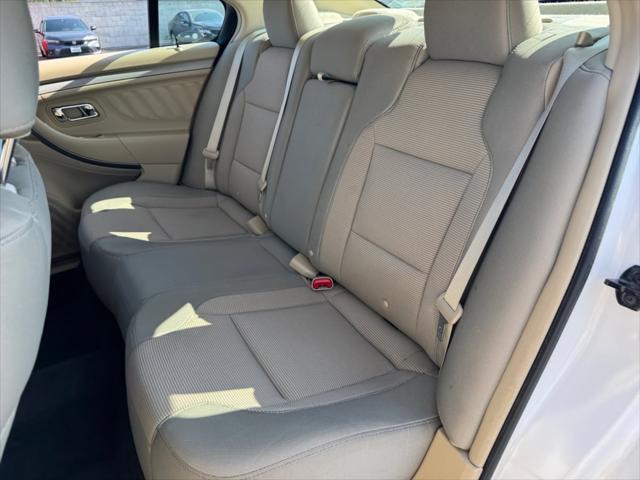 Photo of 2015 WHITE PLATINUM MET TRI-COAT Ford Taurus
