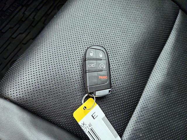 Photo of 2021 White Jeep Grand Cherokee