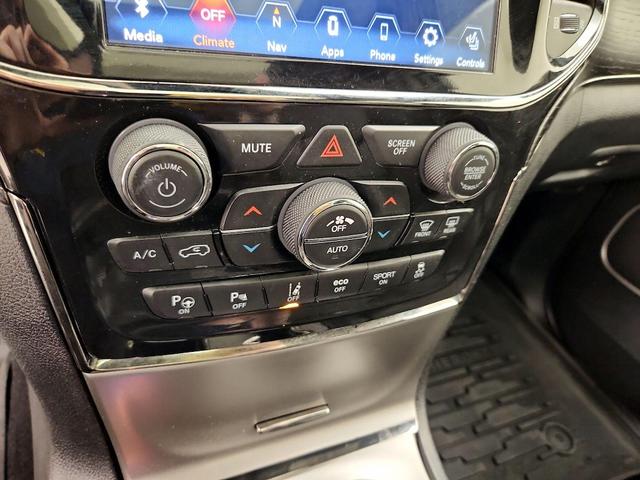 Photo of 2021 White Jeep Grand Cherokee