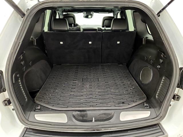 Photo of 2021 White Jeep Grand Cherokee