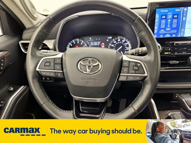 Photo of 2022 Black Toyota Highlander