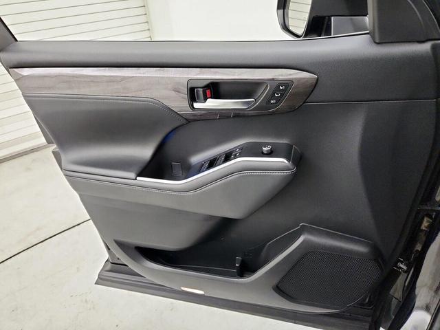 Photo of 2022 Black Toyota Highlander