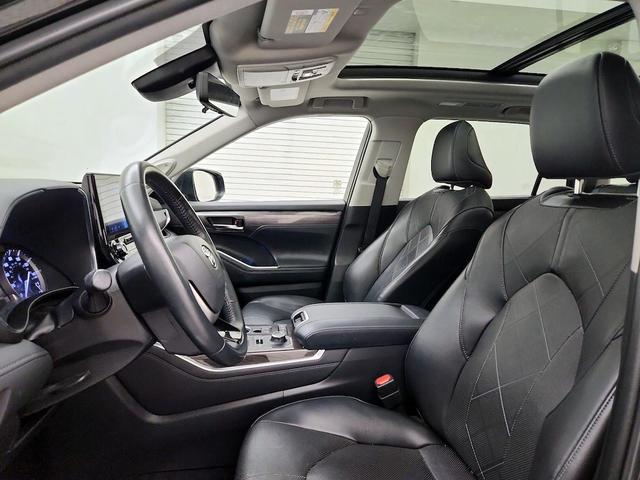 Photo of 2022 Black Toyota Highlander