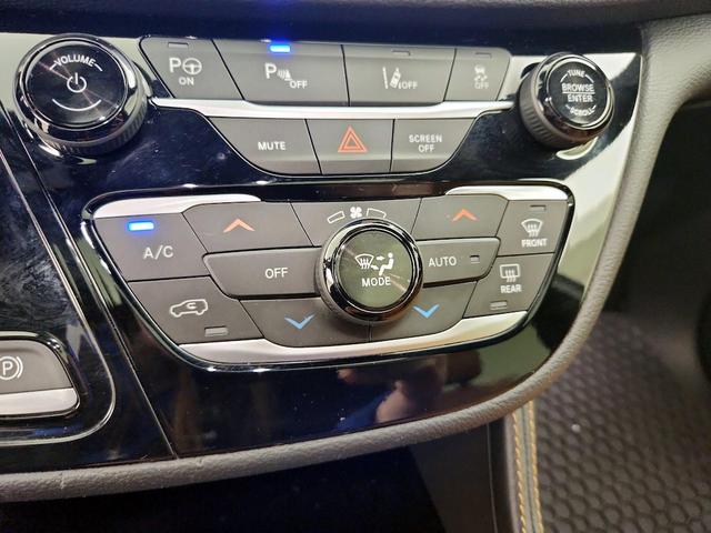 Photo of 2022 Green Chrysler Pacifica Hybrid