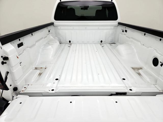 Photo of 2023 White Nissan Frontier