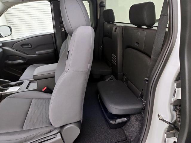 Photo of 2023 White Nissan Frontier
