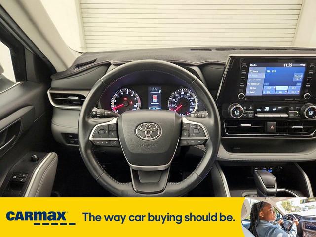Photo of 2022 Silver Toyota Highlander