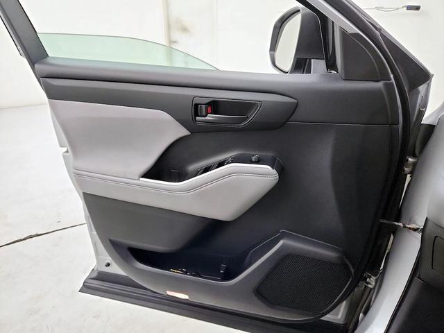 Photo of 2022 Silver Toyota Highlander