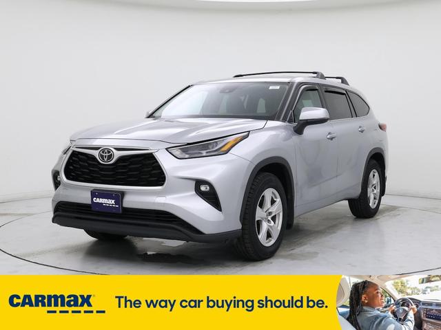 Photo of 2022 Silver Toyota Highlander