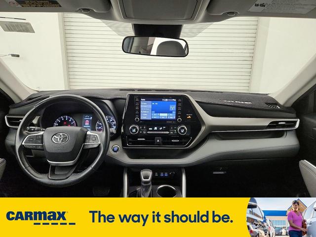 Photo of 2022 Silver Toyota Highlander