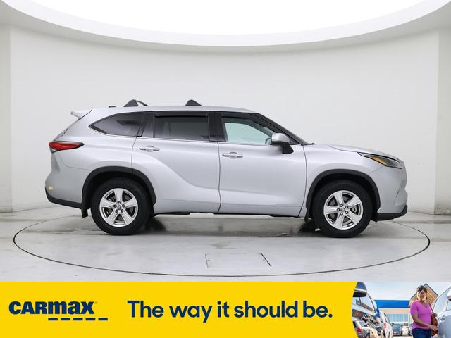 Photo of 2022 Silver Toyota Highlander