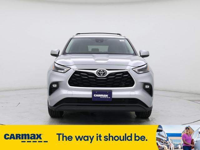 Photo of 2022 Silver Toyota Highlander