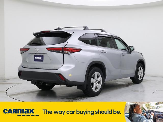 Photo of 2022 Silver Toyota Highlander