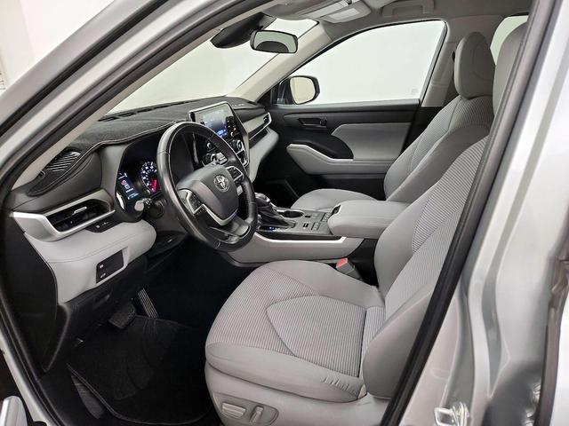 Photo of 2022 Silver Toyota Highlander