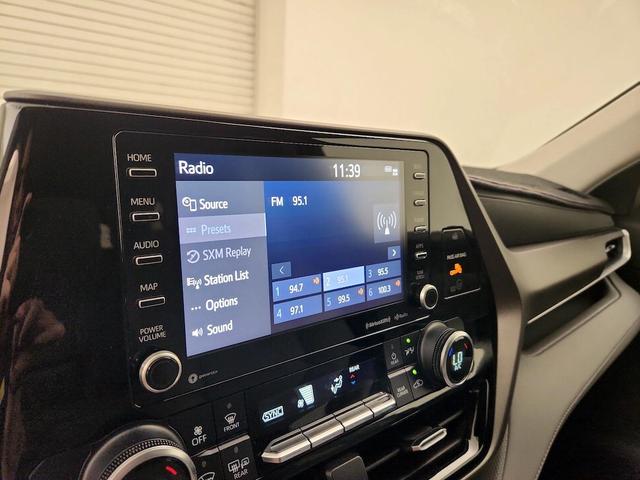 Photo of 2022 Silver Toyota Highlander