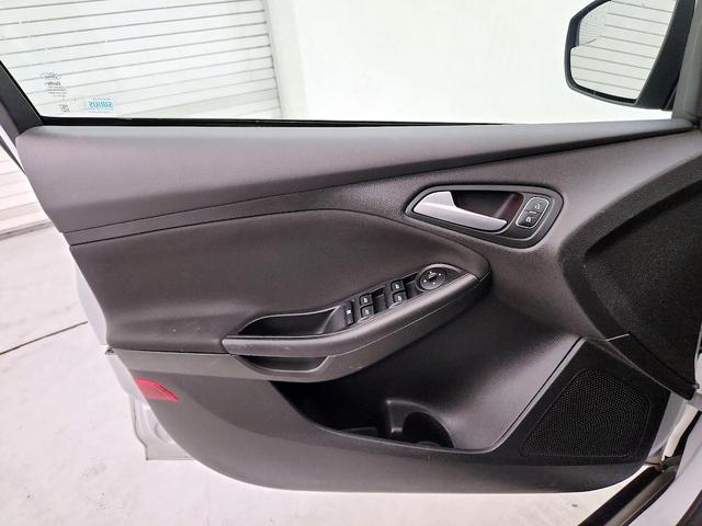 Photo of 2016 White Ford Focus