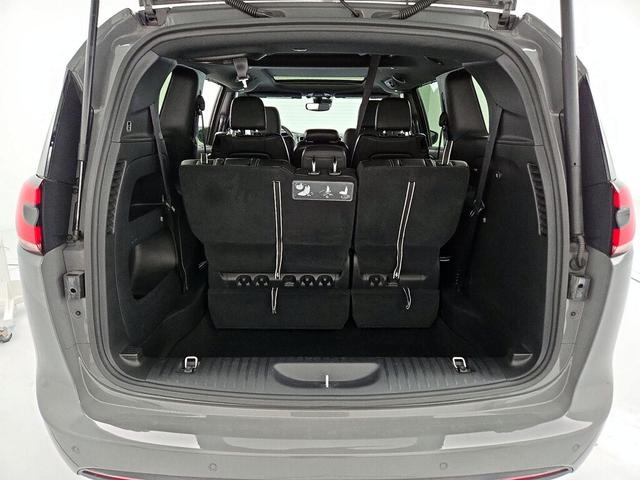 Photo of 2021 Gray Chrysler Pacifica