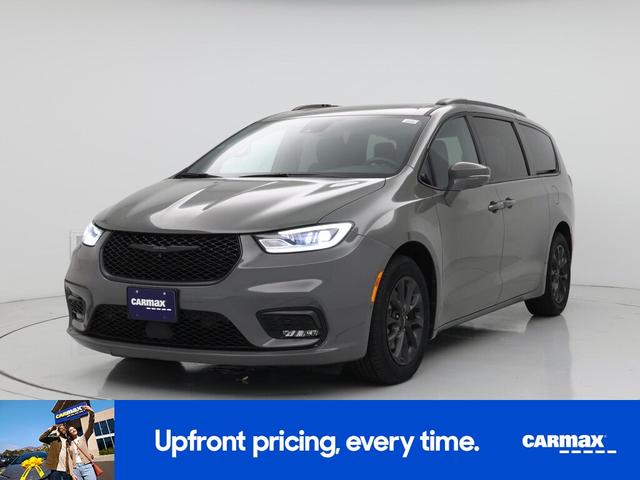 Photo of 2021 Gray Chrysler Pacifica