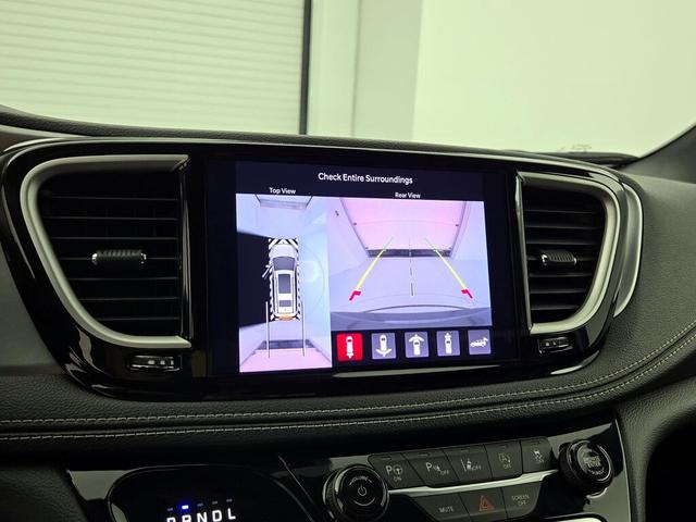 Photo of 2021 Gray Chrysler Pacifica