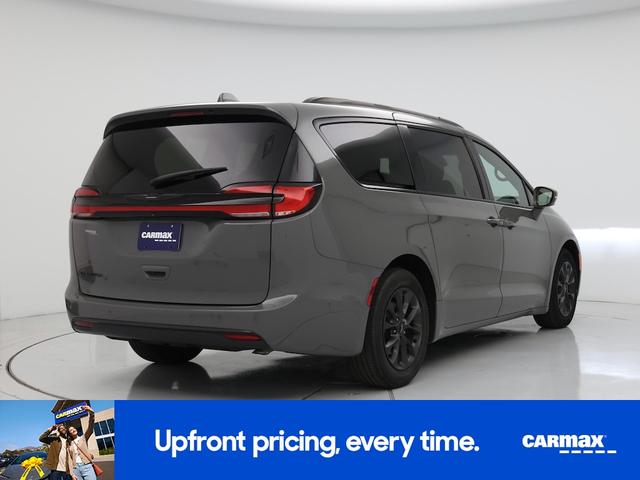 Photo of 2021 Gray Chrysler Pacifica