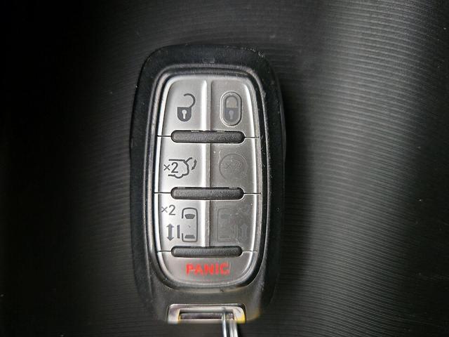 Photo of 2021 Gray Chrysler Pacifica