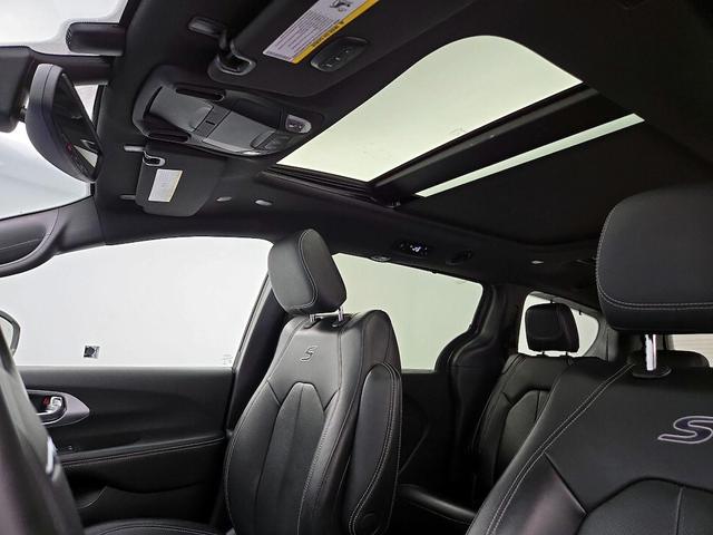 Photo of 2021 Gray Chrysler Pacifica