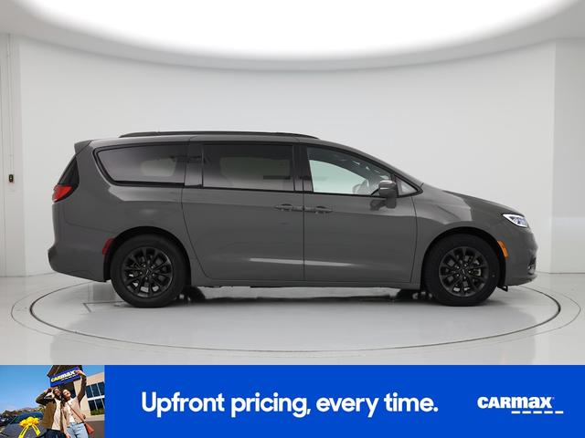 Photo of 2021 Gray Chrysler Pacifica
