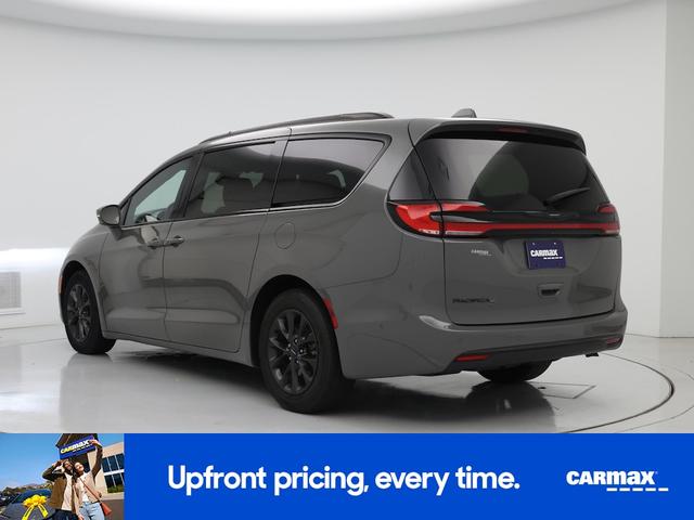 Photo of 2021 Gray Chrysler Pacifica